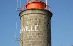  Le phare de Granville est implanté au cap Lihou sur la pointe du Roc, (...) 